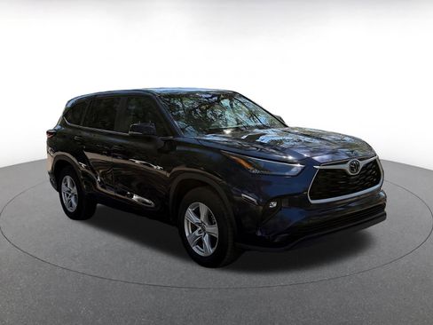 Used 2025 Toyota Highlander LE image 1