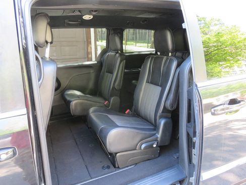 Used 2014 Chrysler Town & Country S FWD image 19