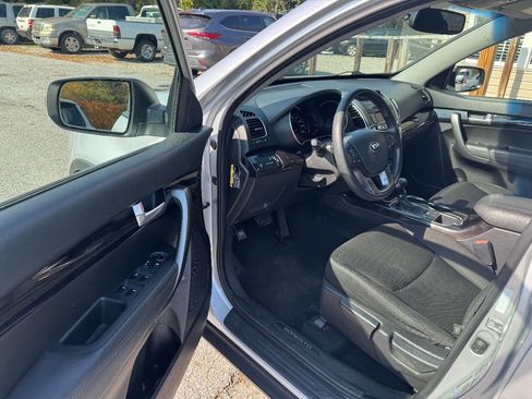 Used 2014 Kia Sorento LX image 12