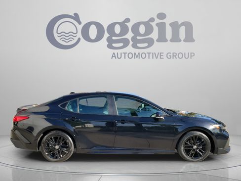 Used 2025 Toyota Camry SE FWD image 4