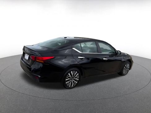 Used 2025 Nissan Altima 2.5 SV image 14