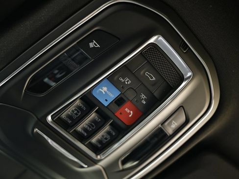 Used 2025 Jeep Grand Cherokee Limited w/ Luxury Tech Group II image 40