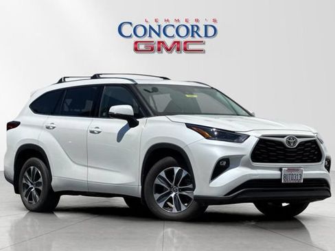 Used 2021 Toyota Highlander XLE AWD/4WD image 2