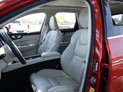 Used 2022 Volvo XC60 B5 Inscription w/ Advanced Package FWD image 12