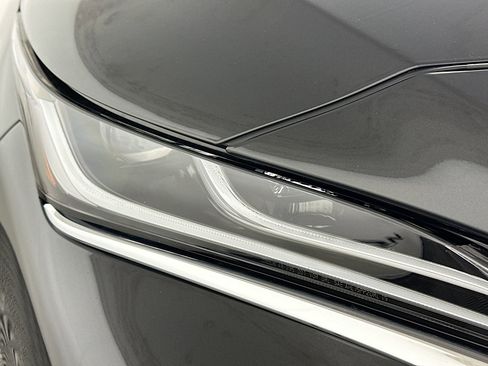 Used 2024 Toyota Venza XLE image 9