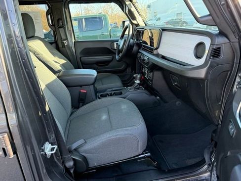 Used 2025 Jeep Gladiator Sport image 27
