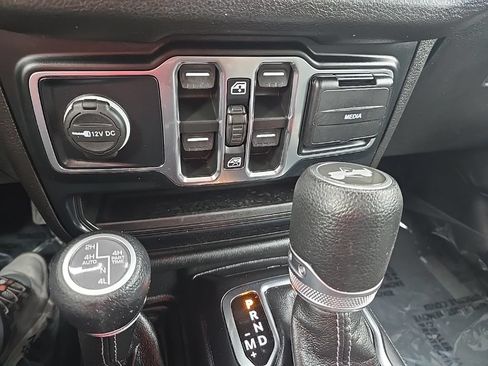 Used 2024 Jeep Wrangler Unlimited AWD/4WD image 19