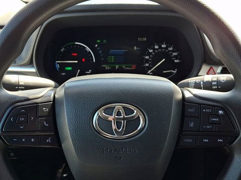 Used 2025 Toyota Sienna LE FWD image 19