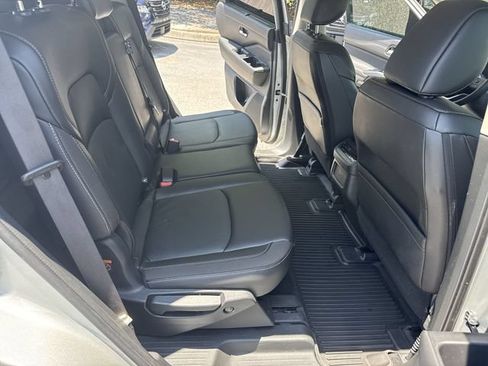 Used 2023 Nissan Pathfinder SL FWD image 11