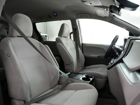 Used 2020 Toyota Sienna LE FWD image 48