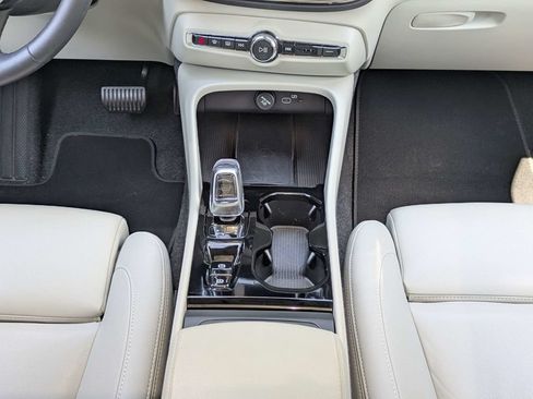 Used 2025 Volvo XC40 B5 Plus AWD/4WD image 18