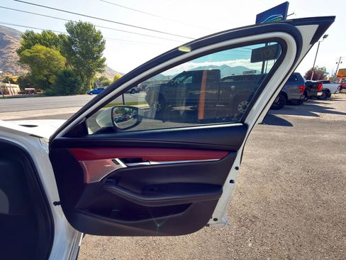 Used 2020 MAZDA MAZDA3 Hatchback w/ Premium Package FWD image 7