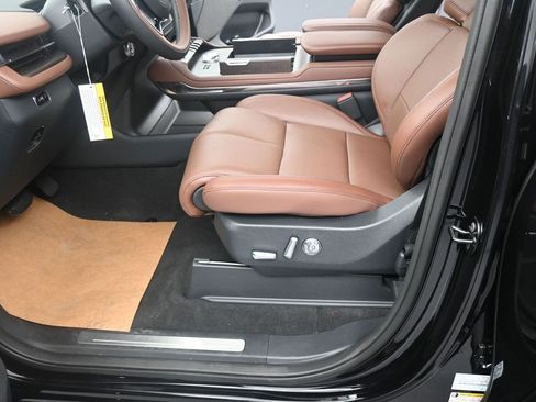 New 2025 Lincoln Navigator Reserve image 2