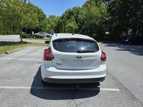 Used 2013 Ford Focus SE w/ SE Winter Pkg FWD image 4