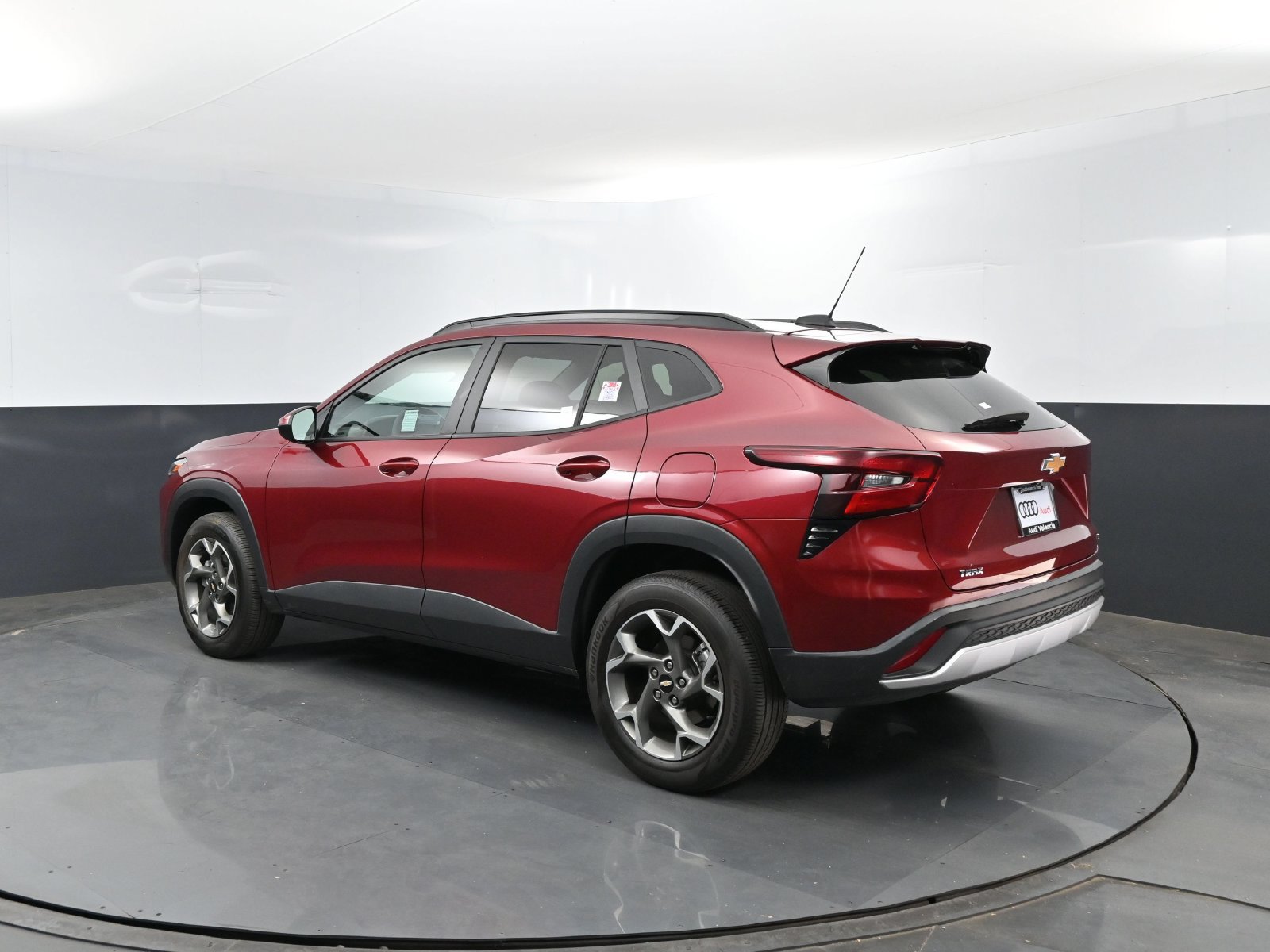 Used 2025 Chevrolet Trax LT FWD image 22