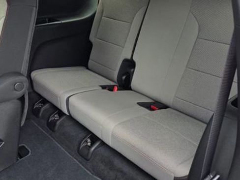 Used 2025 Chevrolet Traverse LT FWD image 13