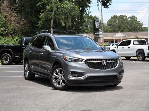 Used 2018 Buick Enclave Avenir w/ Avenir Technology Package FWD image 2