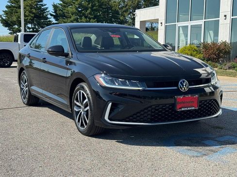 Used 2025 Volkswagen Jetta SE FWD image 2