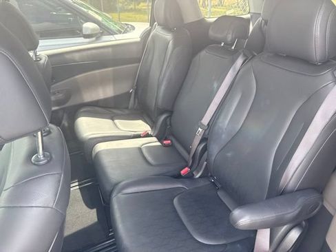 Used 2025 Kia Carnival FWD image 4