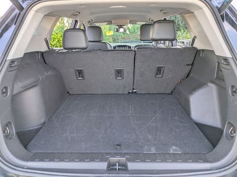 Used 2024 GMC Terrain SLT image 31