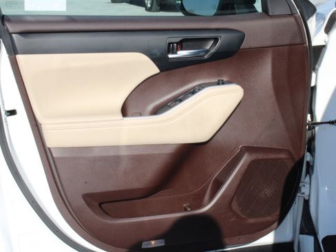 Certified 2022 Toyota Highlander XLE image 10