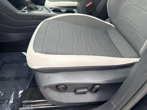 Used 2025 Volkswagen Taos SE FWD image 22