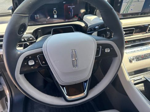 Used 2025 Lincoln Aviator Reserve w/ Luxury Package RWD image 16