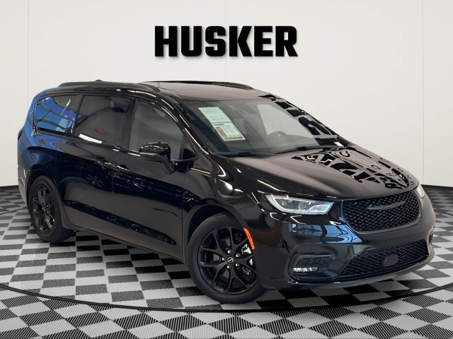 Used 2025 Chrysler Pacifica Limited FWD image 4