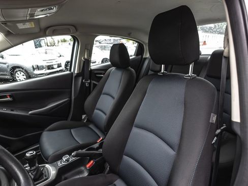 Used 2019 Toyota Yaris L FWD image 20