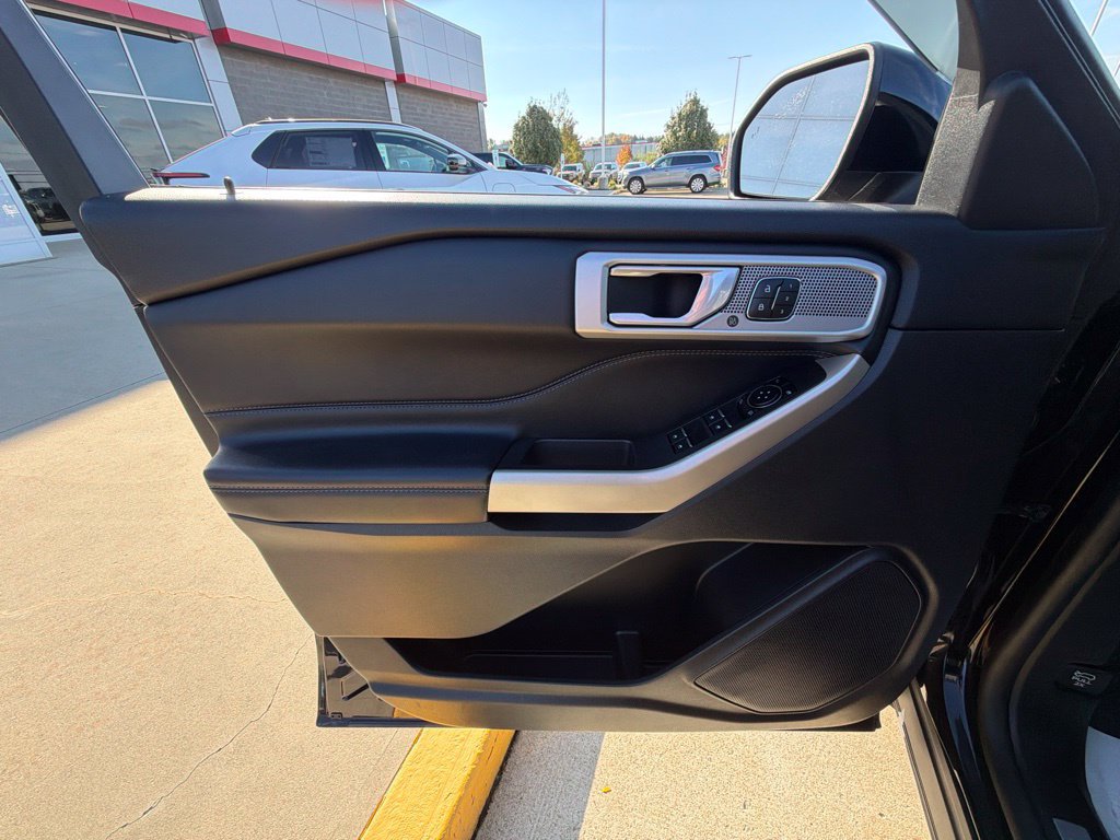 Used 2023 Ford Explorer Limited w/ Equipment Group 301A AWD/4WD image 12