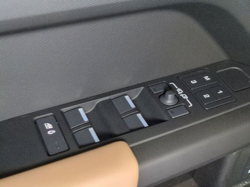 New 2026 Land Rover Defender 110 X-Dynamic SE image 12