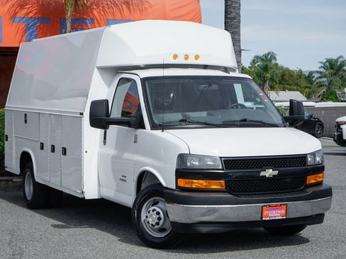Used 2019 Chevrolet Express 4500 w/ Power Convenience Package RWD image 2