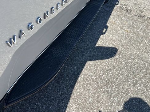 Used 2023 Jeep Wagoneer Series II AWD/4WD image 10