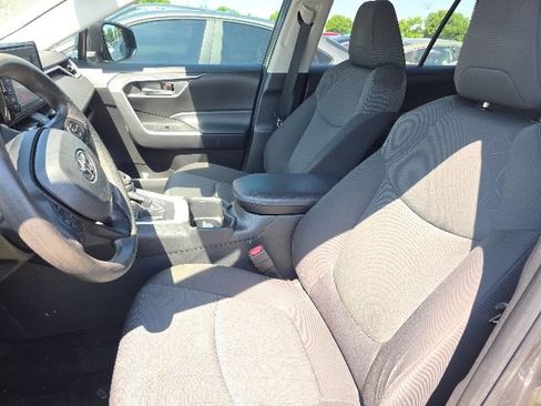 Used 2022 Toyota RAV4 XLE FWD image 4