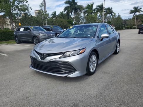 Used 2018 Toyota Camry LE image 2