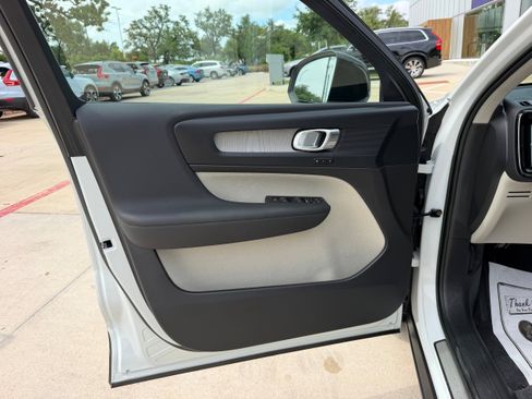 Certified 2023 Volvo XC40 B4 Plus w/ Protection Package Premier FWD image 22