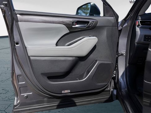 Used 2025 Toyota Highlander Platinum image 28