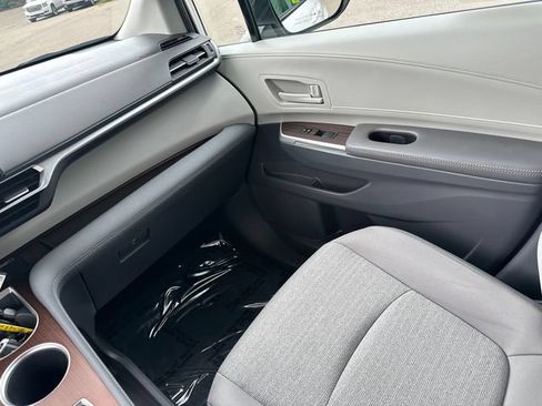 Used 2024 Toyota Sienna LE w/ LE Plus Package AWD/4WD image 21