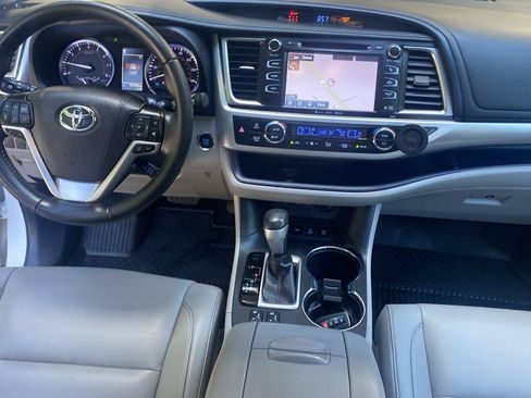 Used 2019 Toyota Highlander XLE AWD/4WD image 25