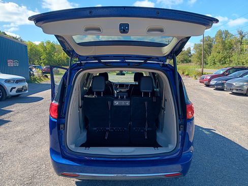 Used 2018 Chrysler Pacifica Touring-L FWD image 4