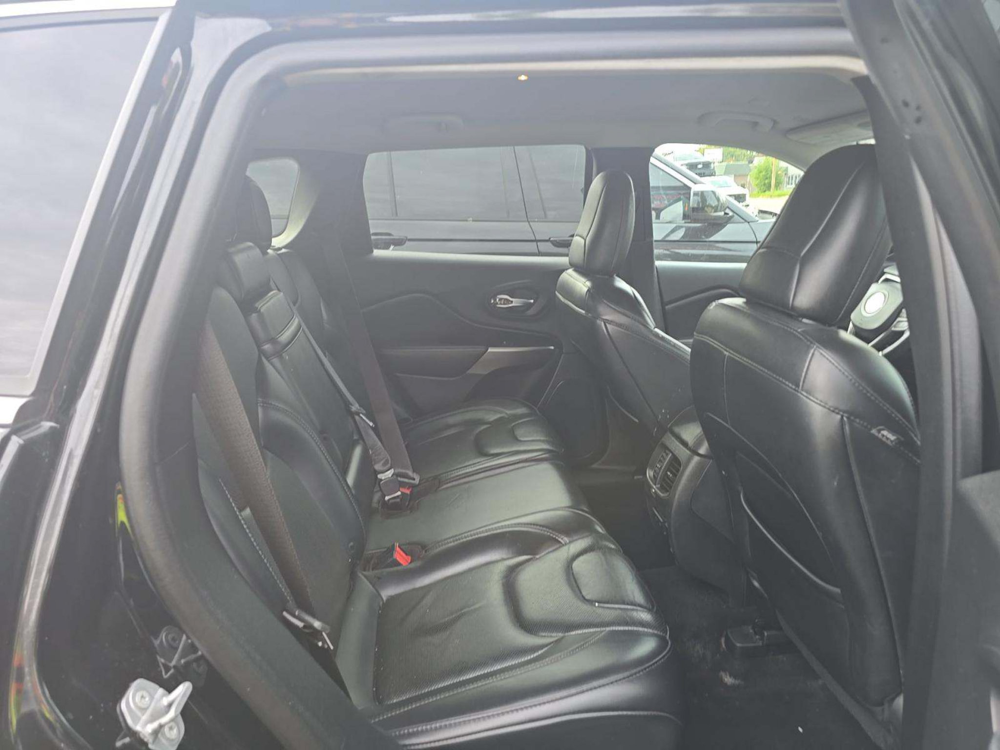 Used 2019 Jeep Cherokee Limited AWD/4WD image 5