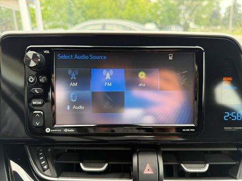 Used 2018 Toyota C-HR XLE FWD image 36