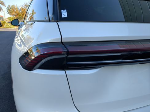 Used 2025 Lincoln Nautilus Premier image 10