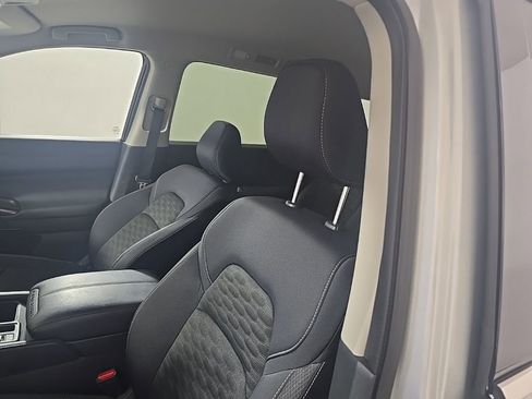 Used 2025 Nissan Pathfinder S image 14