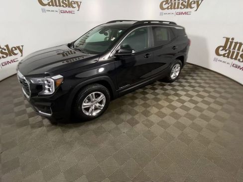Used 2023 GMC Terrain SLE w/ Driver Convenience Package image 4