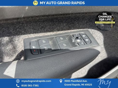 Used 2022 Volvo XC40 T5 R-Design w/ Advanced Package image 10