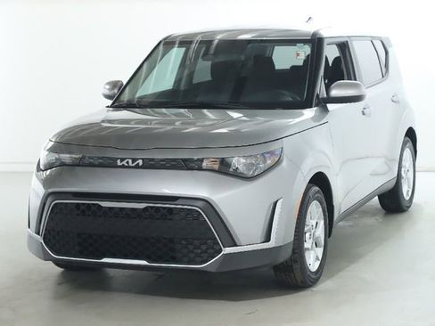 Used 2023 Kia Soul LX w/ LX Technology Package image 3