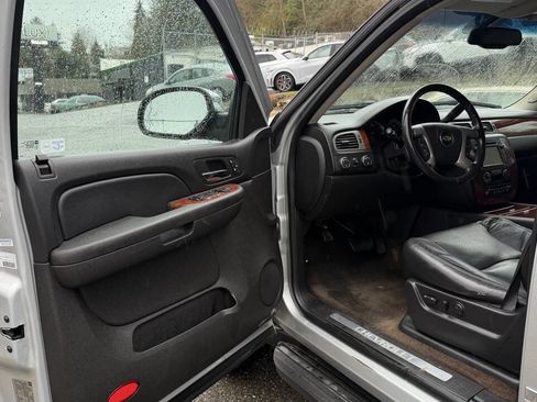 Used 2013 Chevrolet Suburban LTZ image 30