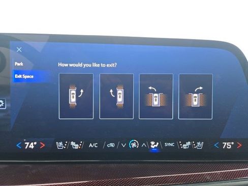 Used 2025 Chevrolet Traverse RS image 39