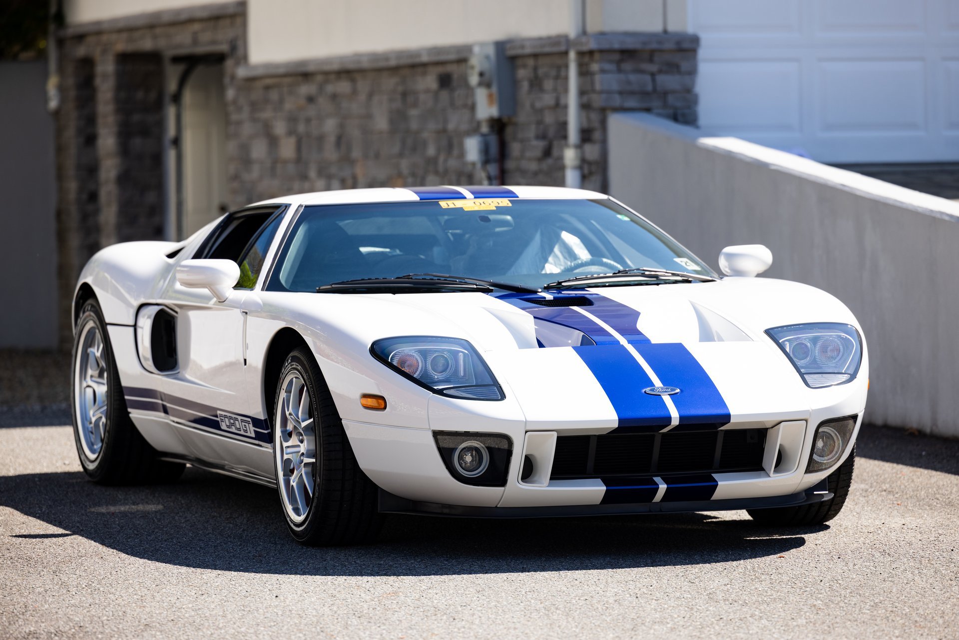 Used 2006 Ford GT RWD image 3